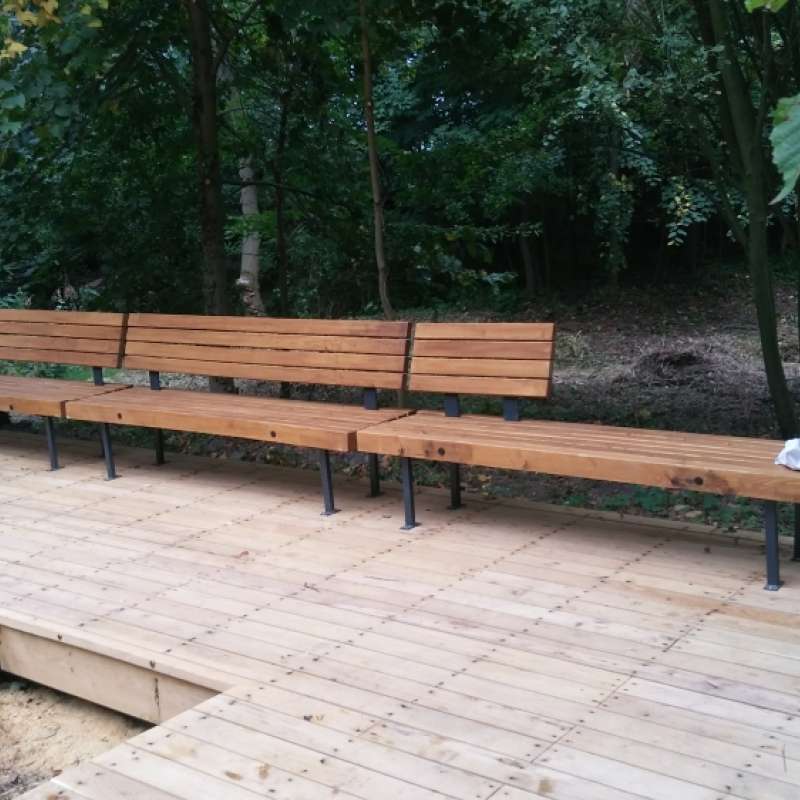 Osadenie mobiliáru - lavičiek na odpočívadlo 14.