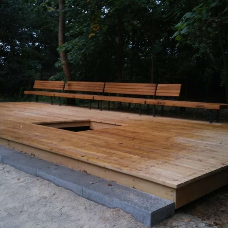 Osadenie mobiliáru - lavičiek na odpočívadlo 15.