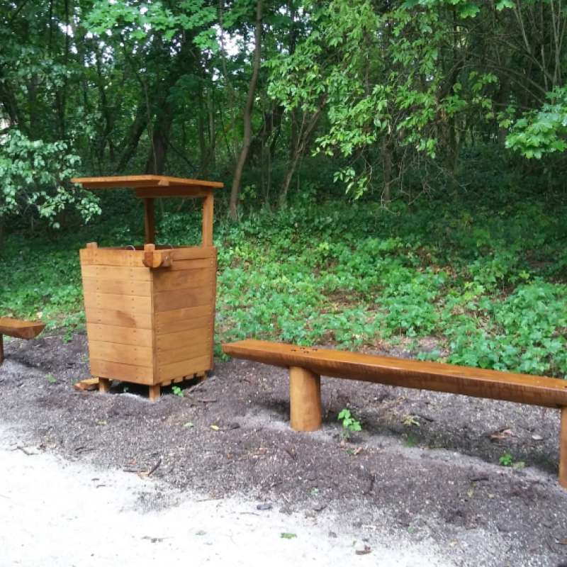Osadenie mobiliáru - lavičiek a košov v iných častiach parku 18.